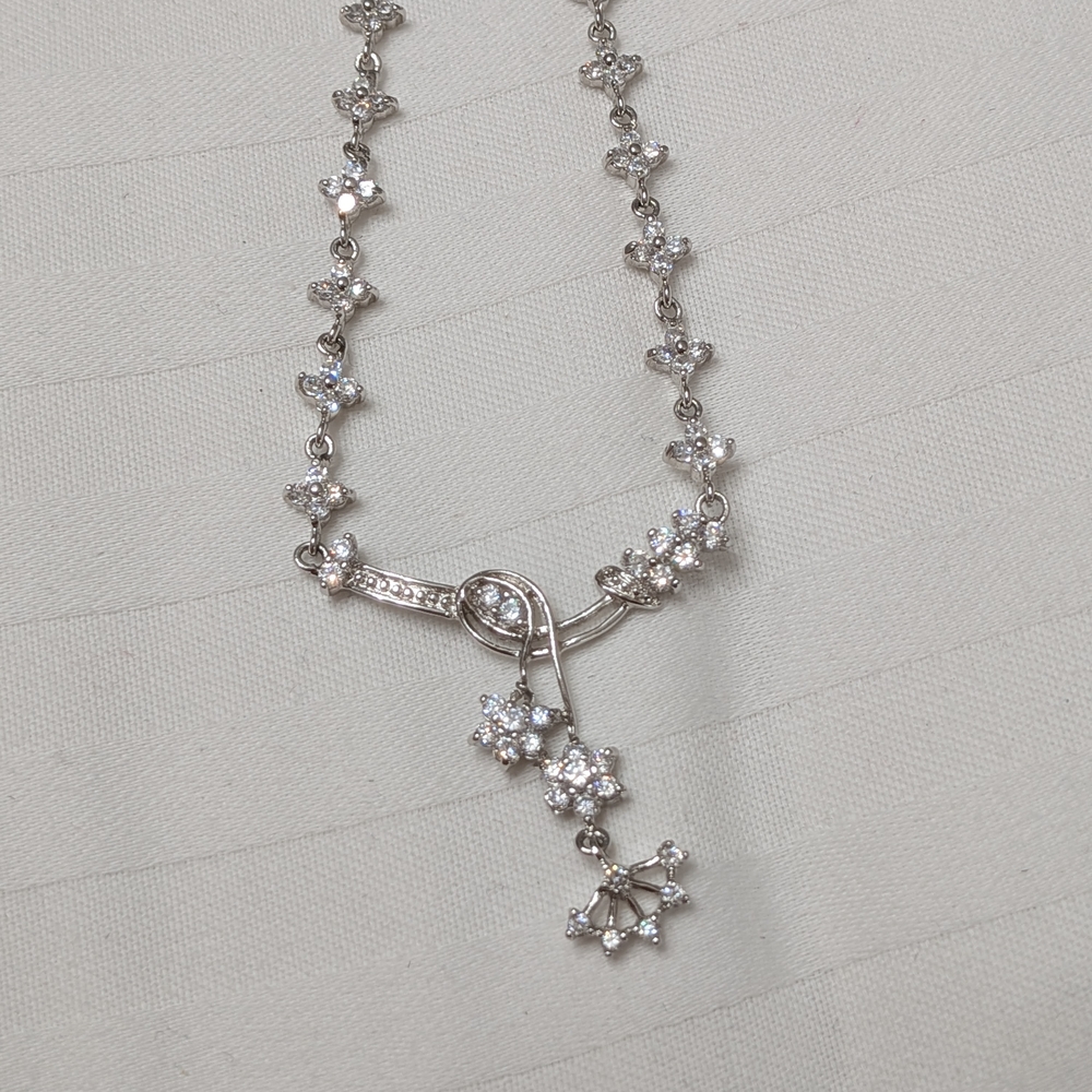 Elegant Silver Floral Necklace